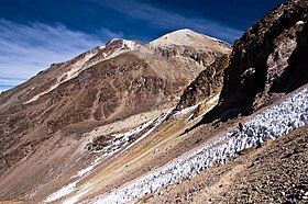 Le sommet (à gauche) et la voie d'accès via le mont Fatima