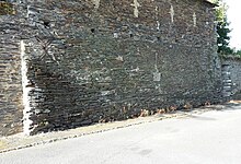 La base de ce mur rue Saint-Denis est un reste hypothétique du donjon médiéval.