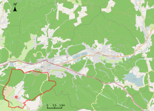 Carte détaillé des territoires de trois communes dont l'une est délimitée en rouge.