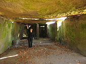 Een vrouw staat in de Dolmen de Bagneux. Dit is de grootste dolmen van Frankrijk