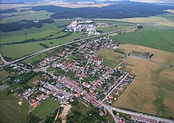 Čekanice-letecký pohled (2007), v pozadí areál Silo