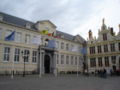 De gebouwen van het Brugse Vrije op de Burg; Links: het 18e eeuwse, classicistische gedeelte van het vroegere Landhuis van het Brugse Vrije. Rechts: de oude Civiele Griffie (gebouwd: 1534-1537).