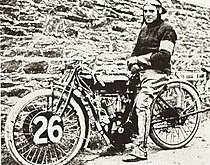 Oliver Cyril Godfrey op de Indian waarmee hij in 1911 de Isle of Man TT won.