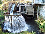 Vortex naast een waterrad in Harghita, Roemenië