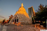 La chapelle est surmontée de la statue de Notre-Dame du Liban.