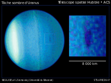 Photo d'Uranus en entier à gauche, agrandissement d'un détail à droite d'une tache sombre.