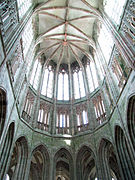 Vista del techo de la nave y el coro.