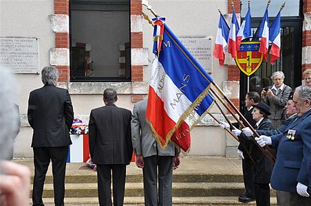 Devant les plaques commémoratives du 117e R.I.