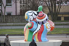 Sculpture féminine et colorée aux formes excessivement rondes.