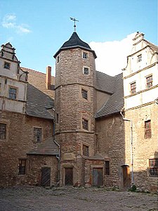 Zicht op de toren op het binnenhof van kasteel Plötzkau