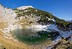 A Seehornsee a Berchtesgadeni Alpokban. Jobb oldalon a Seehornhoz vezető normál útvonal (Salzburg tartomány, Ausztria)