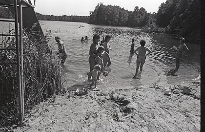 Famille naturiste sur les rives du lac Bugsin à Joachimsthal en 1983.