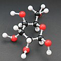 Turli atomlarni ifodalovchi turli rangdagi sharchalar bilan murakkab molekula modeli