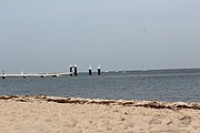 Der südliche Teil des Falckensteiner Strandes mit dem Fähranleger der Schlepp- und Fährgesellschaft Kiel der Fördelinie