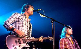 Charlie Simpson (links) en bassist Dan Haigh (2010).