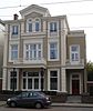 Vrijstaande villa in eclectische stijl van drie bouwlagen met onderkeldering