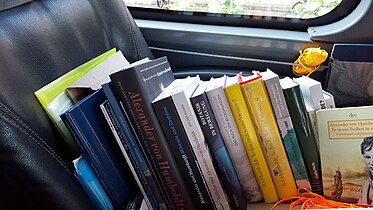 Handbibliothek im Bus