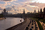 Vista del Muelle del Kremlin con la Catedral de Cristo Salvador