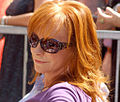 Reba McEntire spielt Reba