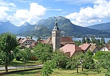 la komunumokerno borde de la lago de Annecy