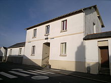 La façade de l'ancienne mairie, vue du trottoir opposé