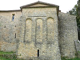 Le chevet de l'église avec les trois arcatures aveugles.