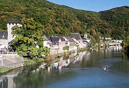 Blick über die Lahn auf den Ort, im Vordergrund die alte Gerichtseiche