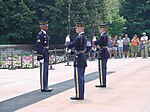 Vaktavlösning vid den okända soldatens grav på Arlingtonkyrkogården utanför Washington, D.C.