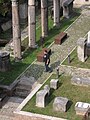 L'ubiqua tra le rovine del teatro romano.