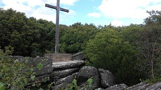 Calvaire situé au sommet du Breuil du Chêne (289 mètres).