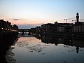 Floransa'da günbatımında Arno Nehri ve Ponte Vecchio