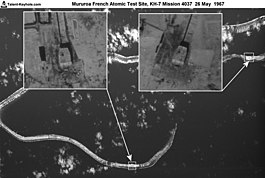 Satellietfoto (Rogel KH-7 satellite reconnaissance image, Amerikaanse spionagesatelliet) van de testlocaties op Moruroa op 26 mei 1967.