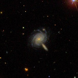 NGC 5214A (rechts onder NGC 5214)