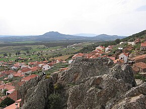 Vista de Penha Garcia (com a aldeia de Monsanto ao fundo)