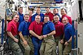 L'equipaggio della STS-132 (con maglie blu) e quello della Expedition 23 posano per una foto di gruppo