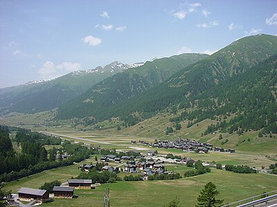 Vue d'Ulrichen et de l'aérodrome depuis la route du col du Nufenen