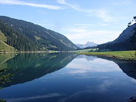 De Vilsalpsee met de berg Aggenstein op de achtergrond