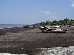 Fiskebåtar på stranden i Potosí