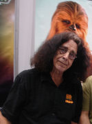 Peter Mayhew (2001) spielte Chewbacca.