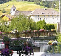 Vue de l'abbaye, au premier plan le pont sur Le Borne.