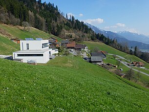 Die Parzelle Bassig, eine der verstreuten Siedlungen, aus denen sich Dünserberg zusammensetzt.