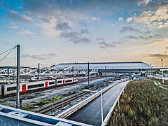 La gare en construction, vue depuis la passerelle provisoire (octobre 2022).