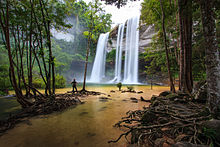 Huayluang waterfall 02.jpg