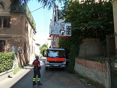 Hubarbeitsbühne als LKW-Aufbau in einer engen Gasse in Italien