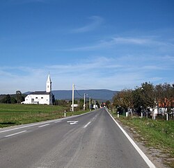 Križpolje főutcája a plébániatemplommal.