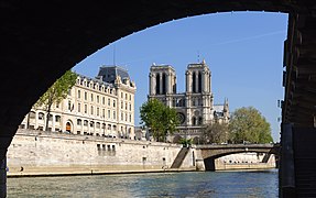 A catedral de Notre-Dame de Paris e a Petit-Pont depois da pont Saint-Michel