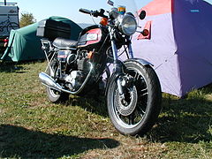 Trois cylindres, deux échappements (Triumph Trident).