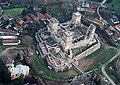 Ruïnes del castell de Diósgyőr, a Hongria; al mig hi és visible l'enorme torre mestra, composta per diverses torres menors