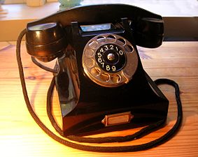 Bakelittelefon modell 1933; lur av L M Ericssons modell 1947