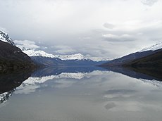 Lac Julio Roca Ses rives sont recouvertes d'un dense manteau forestier et seul un camping est établi sur sa rive. Tout près se trouve la Cascada de los Alerces (Cascade des Cyprès) sur le río Manso, une destination touristique très populaire.